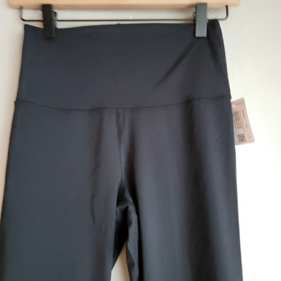Lululemon Run with the Waves Crop 21" in Black size 6 NWT - Picture 4 of 9